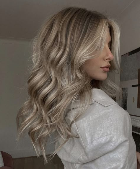 Easiest Hairstyles, Growing Out Hair, Rambut Brunette, Summer Blonde Hair, Summer Blonde, Dyed Blonde Hair, Brunette Hair With Highlights, Dirty Blonde Hair, Blonde Hair Inspiration