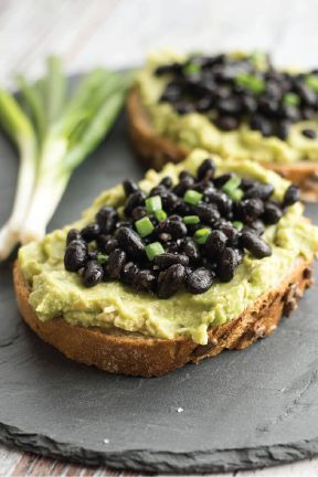 Putting things on toast makes for the speediest of lunches, and this recipe for Black Beans and Avocado Toast is no exception. Make this protein-packed midday meal and take it to go—and be sure to catch all the crumbs with a Bounty Paper Towel. Healthy College Snacks, Pancake Banane, Fast Metabolism Recipes, Fmd Recipes, Avocado Toasts, Sprouted Grain Bread, Avocado Dessert, Beans On Toast, Avocado Toast Recipe