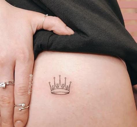 Tattoo Queen Crown, Crown Tattoo Fine Line, Beautiful Crown Tattoo, Feminine Crown Tattoo, New Years Eve Tattoo, Queens Crown Tattoo, Heart With Crown Tattoo, Fine Line Crown Tattoo, Tiny Crown Tattoo