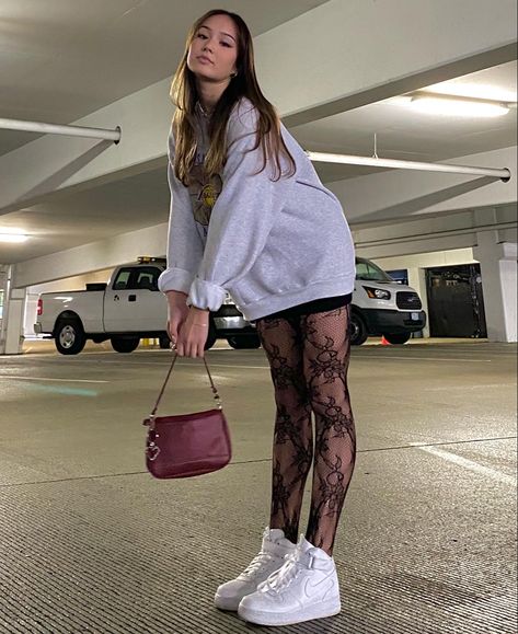 Purse Poses Instagram, Poses With Purses Instagram, Poses With A Purse, Pose With Purse, Poses With Purses, Purse Poses, Garage Photos, Fashion Week Inspiration, Streetwear Ideas