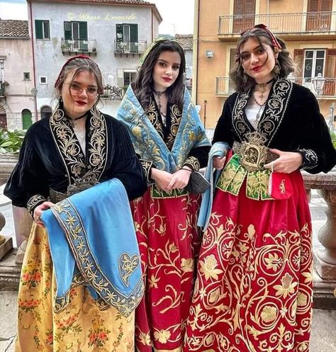 Italian Culture Clothes, Italian Folk Dress, Traditional Sicilian Clothing, Italy Traditional Clothing, Italian Culture Traditional Dresses, Sicilian Clothing, Traditional Italian Clothing, Albanian Aesthetic, Italian Traditional Dress