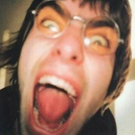 Oasis Album, Liam Gallagher Oasis, Liam And Noel, Oasis Band, Noel Gallagher, Liam Gallagher, Band Memes, Band Photos, Music People