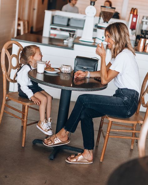 Outfit Minimalista, Office Girl, Birkenstock Outfit, Cella Jane, Moms Goals, Skandinavian Fashion, Mommy Daughter, Future Mom, Small Changes