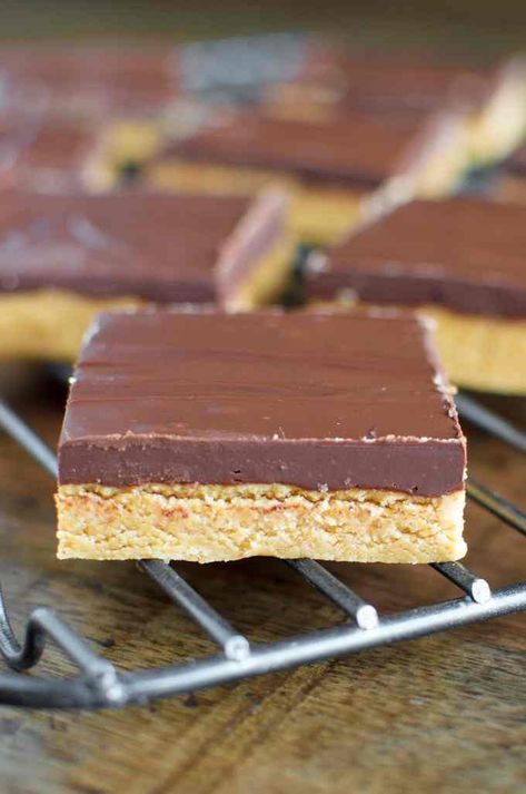 Copycat Reeses Peanut Butter Cups Recipe, Peanut Butter Cup Bars, Reeses Peanut Butter Cupcakes, Pb Bars, Peanut Butter Squares, Cooking Desserts, Peanut Bar, Peanut Butter Cups Recipe, Reese's Peanut Butter Cup