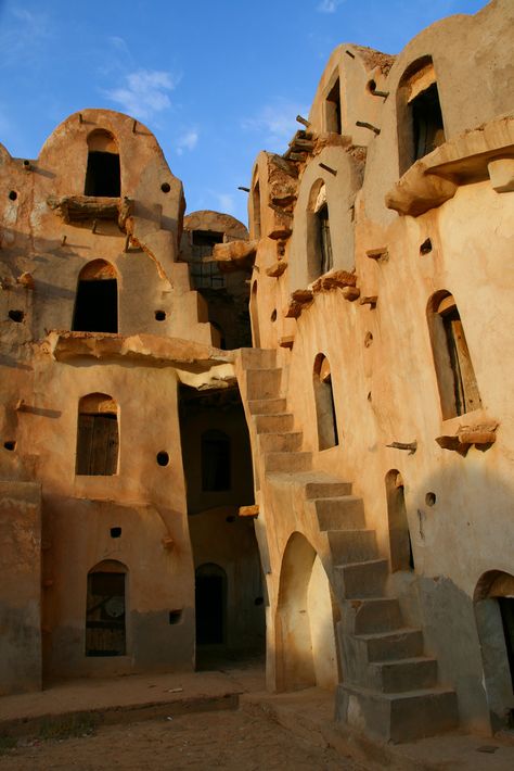 Foto Scale, Tunisia Africa, Mud Brick, Vernacular Architecture, Traditional Architecture, Africa Travel, Beautiful Buildings, Art References, North Africa