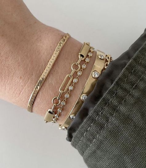 Old Money Bracelet Stack, Old Money Bracelet, Bracelet Stack Aesthetic, Old Money Accessories, Old Money Jewelry, Gold Bracelet Stack, Germany Outfits, Basic Closet, Jewellery Aesthetic