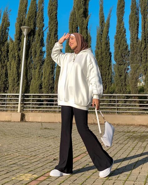 White Hoodie Outfit Hijab, Hijabi Teenage Outfits, Travel Outfit For Hijab, Modest Hoodie Outfit, Hijabi Sweater Outfit, Hoddies Outfits Girl Hijab, Hijab Style With Hoodie, Muslim Teenage Outfits, White Hoodie Outfit