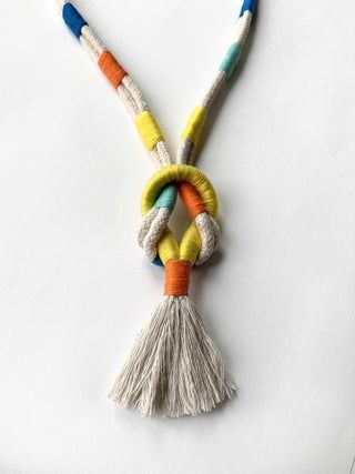 Chunky Macrame Necklace, Thread Jewellery Rope Necklace, Diy Rope Necklace Tutorial, Knotted Necklace Diy, Rope Macrame, Macrame Colar, Tassel Crafts, Funky Necklace, Boho Crafts Diy