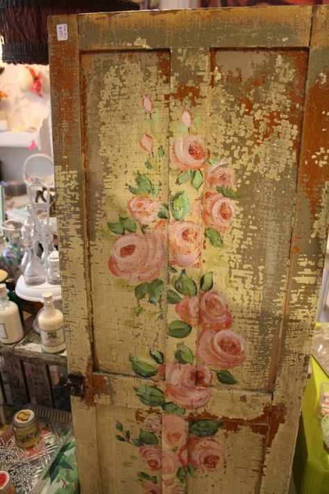 I love the roses on the chippy door !...This would be sooo awesome on my kitch doors, bath doors,closet door,hmmm where else? Decoration Shabby, Shabby Chic Bathroom, Pantry Door, Chic Bathrooms, Old Door, Old Doors, Hand Painted Furniture, Chic Bedroom, Shabby Chic Homes