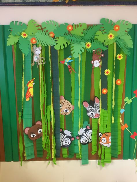 Jungle Theme Classroom Decorations, Jungle Theme Decorations, Jungle Crafts, Jungle Theme Classroom, Rainforest Theme, Jungle Decorations, Deco Jungle, Jungle Theme Birthday, Jungle Scene