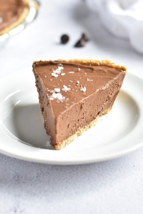 Vegan Chocolate Peanut Butter Pie - Thyme & Love Vegan Peanut Butter Pie, Vegan Chocolate Pie Recipe, Dessert For Christmas, Vegan Chocolate Peanut Butter, Salty Desserts, Chocolate Peanut Butter Pie, Chocolate Pie Recipes, Healthy Vegan Desserts, Tasty Chocolate Cake