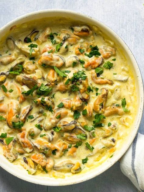 Skillet of garlic mussels without shells in a sour cream sauce with a sprinkling of parsley Mussel Meat Recipe, Garlic Mussels, Mussels Pasta, Lavender Macarons, Mussels Recipe, Sour Cream Sauce, Seafood Pasta, Super Easy Recipes, Seafood Dishes