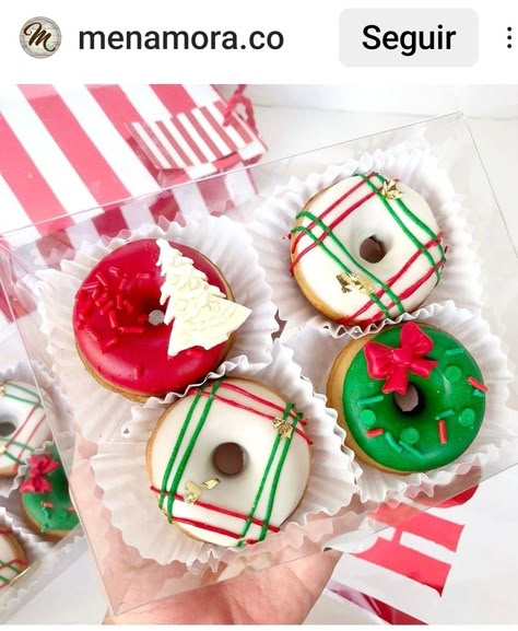 Christmas Donut Decorating Ideas, Christmas Mini Donut Ideas, Christmas Donuts Ideas, Donat Glaze, Holiday Donuts, Donut Decorating Ideas, Mini Donuts Maker, Donut Ideas, Christmas Dog Treats