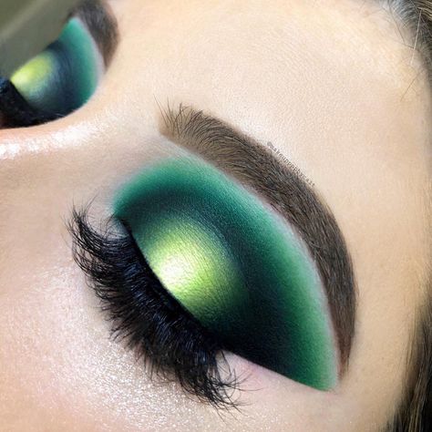 @makeupppbycait in the Morphe James Charles palette Eyeshadow James Charles Palette, Alien Make-up, James Charles Palette, Green Eye Makeup, Day Eye Makeup, Makeup Cantik, Halloween Make-up Looks, Alien Makeup, Make Up Designs