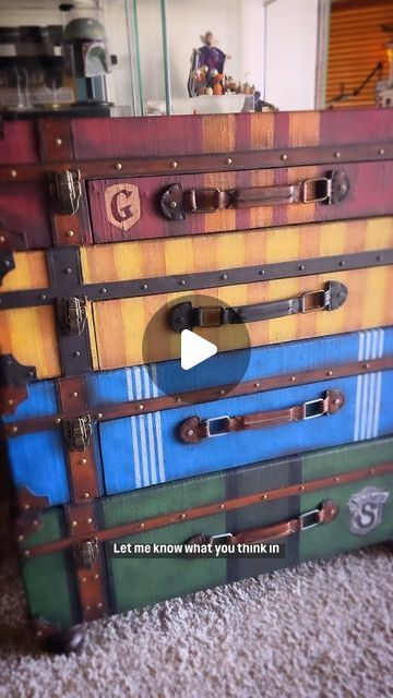 Harry Potter Suitcase Diy, Harry Potter Dresser Ideas, Diy Harry Potter Decorations Bedrooms, Harry Potter Book Shelf Ideas, Harry Potter Bedroom Decor Ideas, Harry Potter Trunk Diy, Harry Potter Dresser Diy, Harry Potter Christmas Decorations Diy, Harry Potter Furniture Ideas