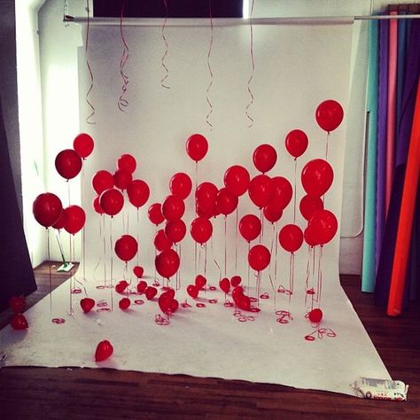 red balloon photo backdrop | valentine's party ideas | classroom party ideas | class party ideas Diy Fotokabine, Classroom Valentines Party, Diy Photo Booth Backdrop, Valentines Bricolage, Valentine Mini Session, Creative Backdrops, Valentine Photo Shoot, Diy Photo Backdrop, Booth Backdrops