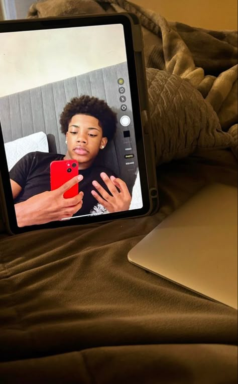 Mirror Pics Men, Computer Pictures Aesthetic, Curly Heads, Cute Couple Text Messages, Pretty Dark Skin, Ig Aesthetic, Light Skin Men, Black Dude, Medical Photos