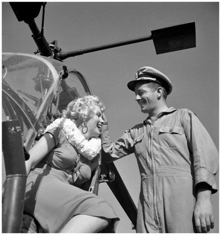 Marilyn Monroe and Navy pilot 1952 | © Pleasurephoto Room Shorpy Historical Photos, Navy Pilot, Framed Poster Art, Katherine Heigl, Look Magazine, Becoming An Actress, Marilyn Monroe Photos, Norma Jean, Actrices Hollywood