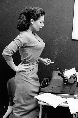 Vintage Secretary...yep, remember when I was in a typing pool at age 18.  Typewriters all lined up in a row with my friends. Bullet Bra, Swinging Sixties, Look Retro, Jennifer Morrison, Photo Vintage, A Desk, Moda Vintage, 인물 사진, Look Vintage