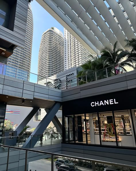 miami mall chanel shopping rich lifestyle spoiled Living In Miami, Miami Places To Visit, Spring Break Miami, Florida Apartment, Miami Aesthetic, Miami Apartment, Miami Vibes, Miami Vacation, Miami City