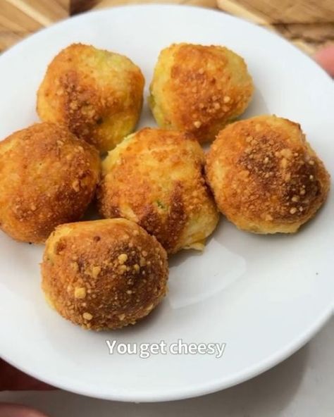 Eating Healthy on Instagram: "Say “YUM” if you would eat these Fried Pickle Balls 🔥😋🙌 by @ketosnackz

What you need:
1/2 cup pickle chips
2 oz cream cheese
1/3 cup cheddar
1/2 cup grated Parmesan
1 large egg, whisked

How to make them: 

1. Chop up your pickle chips & squeeze out ALL moisture. 
2. Mix with the cream cheese & cheddar. 
3. Roll into balls, coat in the egg wash and Parmesan. 
4. Air fry @ 400F for 8 mins and enjoy!" Air Fryer Pickle Cream Cheese Balls, Fried Pickle Balls Air Fryer, Baked Pickles And Cheese, Pickle Balls, Cream Cheese Ball, Healthy Apps, Hawaiian Roll, Cheese Cheddar, Pickle Chips