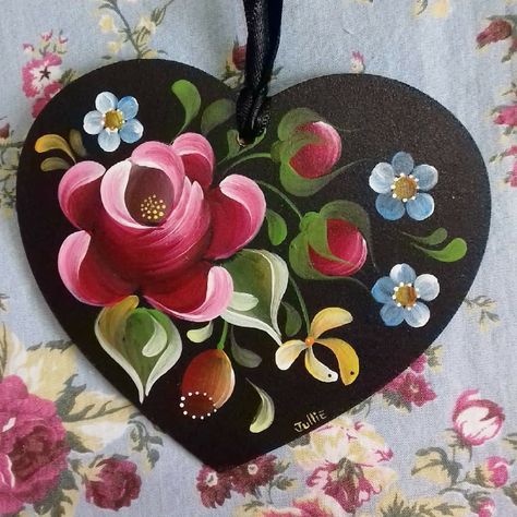 Pintura en madera Heart Art Projects, Rosemaling Pattern, Tole Decorative Paintings, Norwegian Rosemaling, Folk Art Flowers, Acrylic Painting Lessons, Emoji Art, Country Paintings, Boat Art