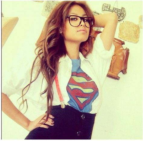 All you need is a black skirt,white button up shirt,red suspenders,black glasses and a superman tshirt to be Clark Kent Party Ideas For Women, Superman Halloween, Halloween Costumes Kids Homemade, Costumes Faciles, Costumes For Work, Creative Halloween Costumes Diy, Easy Halloween Costumes For Women, Halloween Costumes For Work, Supergirl Costume