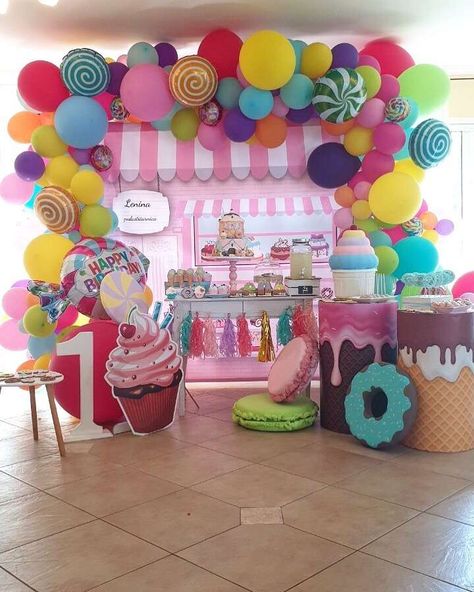 Lena candyland party | CatchMyParty.com Candyland Birthday Party Ideas, Candyland Birthday Party, Candy Theme Birthday Party, Candy Themed Party, Lollipop Party, Candy Land Birthday Party, Candy Birthday Party, Ice Cream Birthday Party, Hello Sweetie