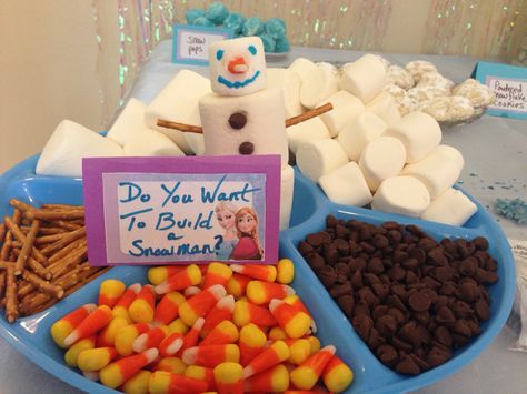 Snowman building station for a Frozen party Frozen Theme Birthday, Schnee Party, Frozen 3rd Birthday, Sleepover Party Games, Elsa Birthday Party, Frozen Cupcakes, Frozen Bday Party, Disney Frozen Birthday Party, Frozen Birthday Theme