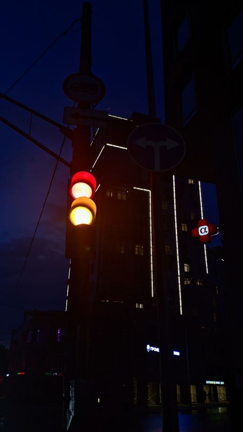 Traffic Light Aesthetic Night, Stoplight Aesthetic, Night Street Aesthetic, Red Traffic Light, Yellow Night, Street Aesthetic, Edelweiss Flower, Night Street, Red Lights