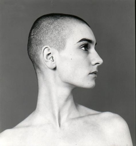 Sinead O’Connor. Brave, honest, beautiful 얼굴 드로잉, Bald Women, Sofia Coppola, Shaved Head, Buzz Cut, Shaved Hair, Talent Show, White Photo, Marie Antoinette