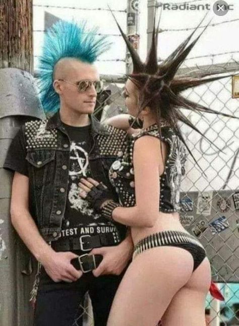 How To Style Mohawk, Colorful Punk Aesthetic, Punk Rock Art, Punk Mohawk, Chicas Punk Rock, 2000 Style, Chica Punk, Pretty Punk, Punk Love