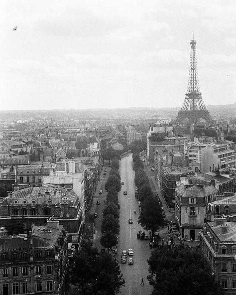 NIGHTY DRUNK LOVERS on Instagram: “Paris, 1965” Paris Black And White Photography, 60s Paris, Concrete City, Torre Eiffel Paris, Miss Teen Usa, Paris Black And White, Paris Dream, Old Paris, Vintage Paris