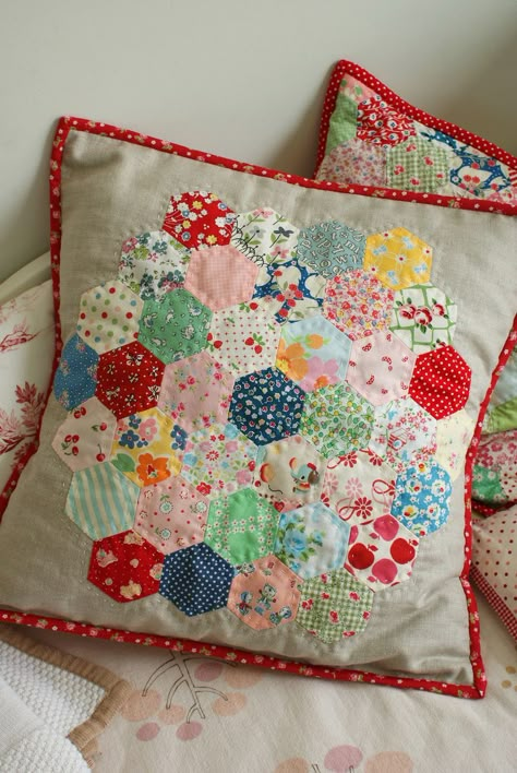 hexagons Hexagon Pillow, Colchas Quilting, Hexagon Patchwork, Hexie Quilt, English Paper Piecing Quilts, Patchwork Cushion, Pretty Pillow, Patchwork Pillow, Hexagon Quilt