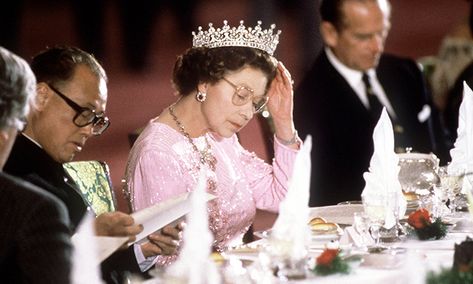 We've often wondered how Her Majesty the Queen requests her meals of choice at home in... Ratu Elizabeth, Vévodkyně Kate, Rainha Elizabeth Ii, Reine Elizabeth Ii, English Royalty, Princes Diana, Elisabeth Ii, Sarah Ferguson, Prince Phillip