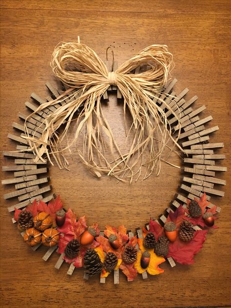 Clothespin Diy Crafts, Wooden Clothespin Crafts, Clothespin Art, Clothespin Wreath, Easy Fall Wreaths, Fall Thanksgiving Wreaths, Clothes Pin Wreath, Fall Thanksgiving Decor, Diy Fall Wreath