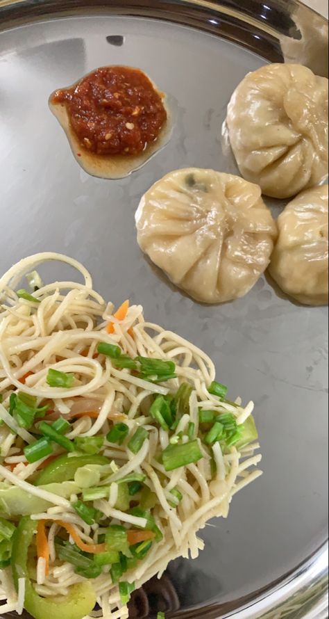 Paneer Momos, Chilli Garlic Noodles, Indian Fast Food, Garlic Noodles, Delicacy Food, Food Dessert, Snap Food, Homemade Food, Instagram Food