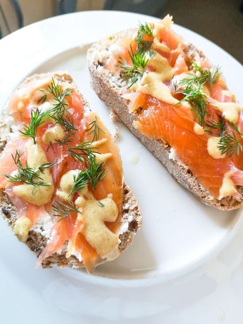 Who doesn't like slightly chilled smoked salmon on a toast? It sounds amazing not to mentions the way it tastes. if you love smoked salmon as much as I do, and you're looking for some inspiration, then I'm glad you're here - let me help you! As every recipes of mine, this one is also super easy and quick to make - and oh how nutritious and delicious! I still remember the day I I had my very first smoked salmon toast with limey mustard dressing - and the umami it gave it is indesc… Easy Drunken Noodles Recipe, Smoked Salmon Toast, Paleo Beef Stew, Salmon Toast, Pumpkin Crisp, Cranberry Orange Sauce, Cinnamon Swirl Bread, 4 Family, Pumpkin Spice Donut