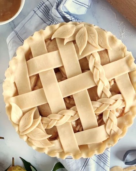 Salted Caramel Pie Recipe, Fall Apple Pie, Pie Lattice, Caramel Pie Recipe, Salted Caramel Pie, Apple Pie Lattice, Pie Crust Art, Decorative Pie Crust, Thanksgiving Pie Recipes