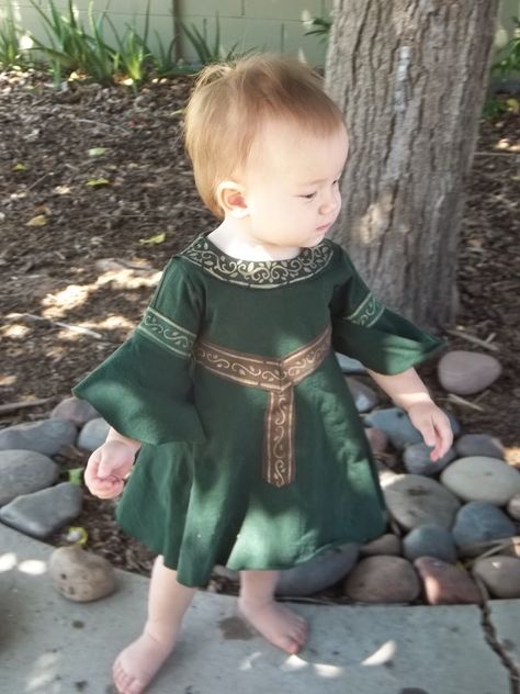 Baby Ren Faire Costume, Baby Hobbit Costume, Hobbit Clothing, Aphmau Oc, Stroller Costume, Medieval Baby, Hobbit Costume, Baby Tunic, Rose Costume