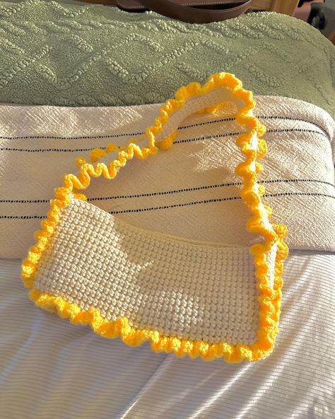 Crochet Bag With Ruffle, Crochet Inspo For Fall, Crochet Ruffle Bag, Cute Crochet Bags, Yellow Crochet Bag, Hand Bag Crochet, Crochet Coquette, Crochet Hand Bag, Ruffle Bag