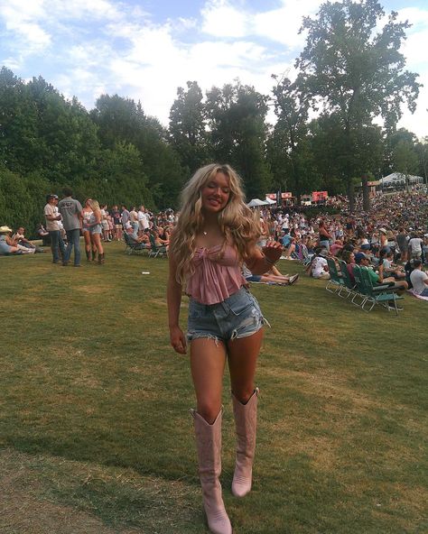 🎟️💞🌸🌷🎀💘 Country Music Festival Poses, Style Cowboy Boots, Coastal Cowgirl Style, Boots And Hearts Festival Outfits, Country Concert Poses, Cute Country Outfits For Concert, Country Inspired Outfits, Tan Cowboy Boots Outfit, Country Concert Aesthetic