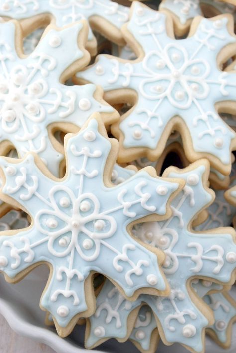 Snowflake Sugar Cookies from Cake and Allie as part of the Friday Five - Cookie addition - Feed Your Soul Too Party Biscuits, Snowflake Sugar Cookies, Snowflake Sugar, Gingerbread Cookies Decorated, Frozen Theme Party, Winter Cookie, Snowflake Cookies, Frozen Themed, Xmas Cookies