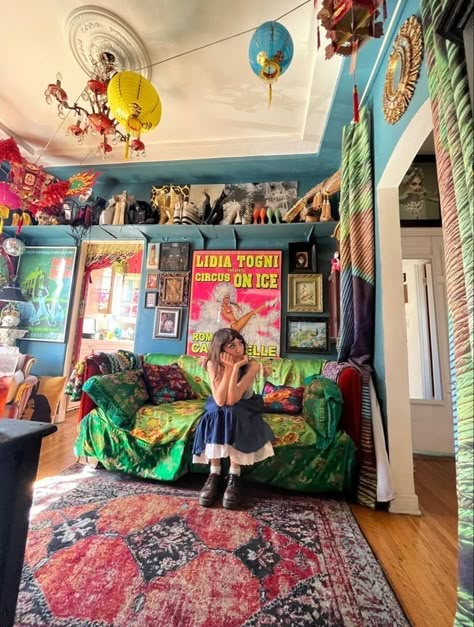 Colourful Set Design, 90s Apartment Decor, Bohemian Maximalist Decor Bedroom, 70s Inspired Bedroom Vintage, Cool Studio Apartment Ideas, Room Decor Bedroom Maximalist, Small Room Maximalist, Maximalist Tiny House, Vibrant Boho Bedroom