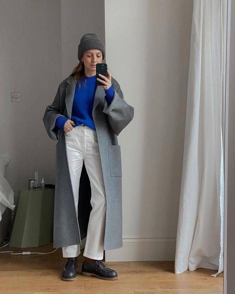 Best minimalist outfits: @brittanybathgate wears a grey coat, white jeans and a bright jumper Patent Trench Coats, Brittany Bathgate, Chic Winter Coat, Outfit Minimalist, Minimalist Outfits, Outfit Essentials, Floaty Dress, Beige Coat, 2020 Fashion Trends