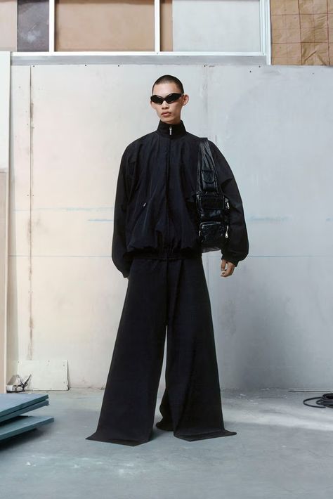 Balenciaga Reveals Winter 2023 Campaign | Hypebeast Baggy Tops, Italian Luxury Brands, Campaign Fashion, Elegant Moments, Winter 23, Balenciaga Black, Vogue Australia, Winter 2023, Fashion Shoot