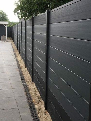 Diy Backyard Fence, Wood Fence Design, Black Fence, Modern Fence Design, House Fence Design, Privacy Fence Designs, House Gate Design, Modern Fence, Fence Landscaping