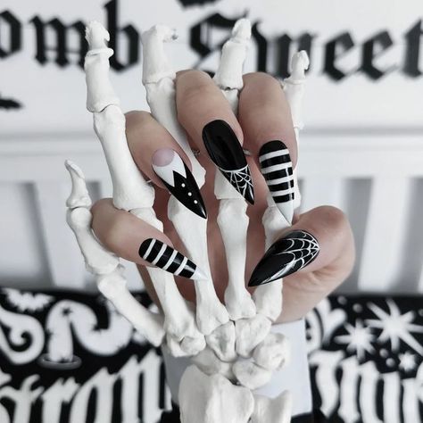 Addams Nails, Wednesday Addams Nails, Nail Ideas For Winter Simple, Nails Ideas For Winter, Nails Ideas For Fall, Wednesday Addams Party Ideas, Wednesday Addams Party, Horror Nails, Holloween Nails