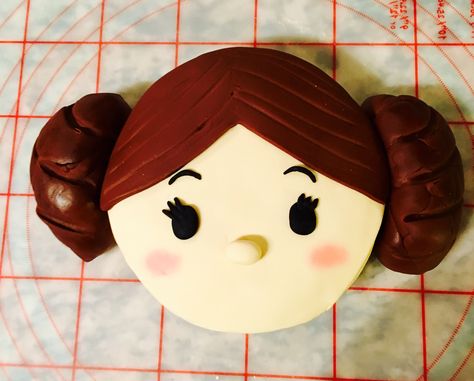 Princess Leia tsum tsum cake Princess Leia Cake, Tsum Tsum Cake, Princes Leia, Star Wars Birthday Party, Birthday Star, Leia Organa, Baby Cakes, Star Wars Birthday, Star Wars Party