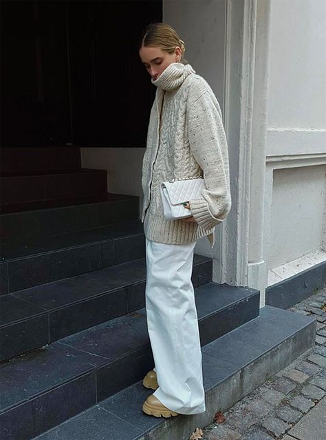 Blue Stripes Outfit, How To Wear White Jeans, White Jeans Winter, Le Catch, Pernille Teisbaek, Knitwear Trends, Puff Sleeve Cardigan, White Jeans Outfit, Frame Denim Jeans